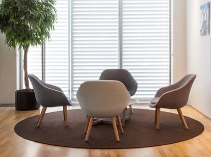 løst tæppe i filt på kontor